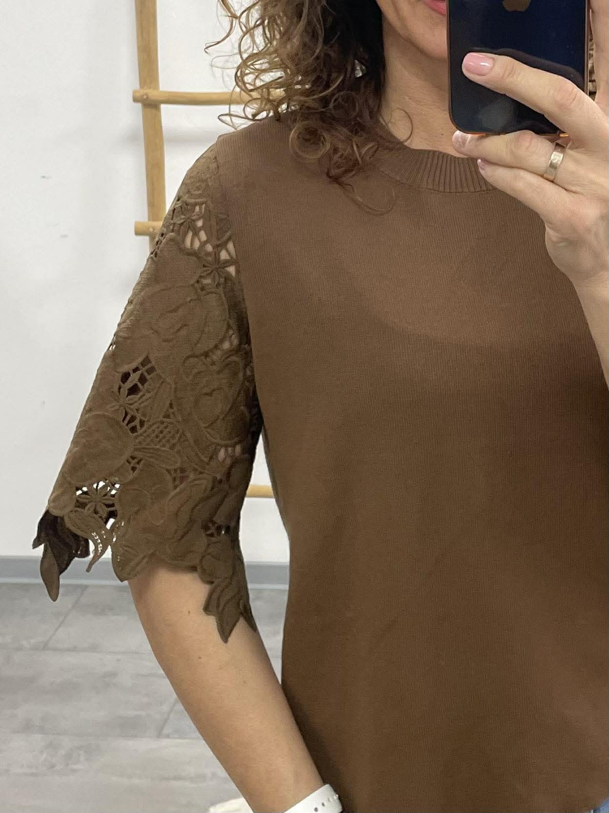 VIRÁG - Csipke ujjú feslő. Sötétbarna