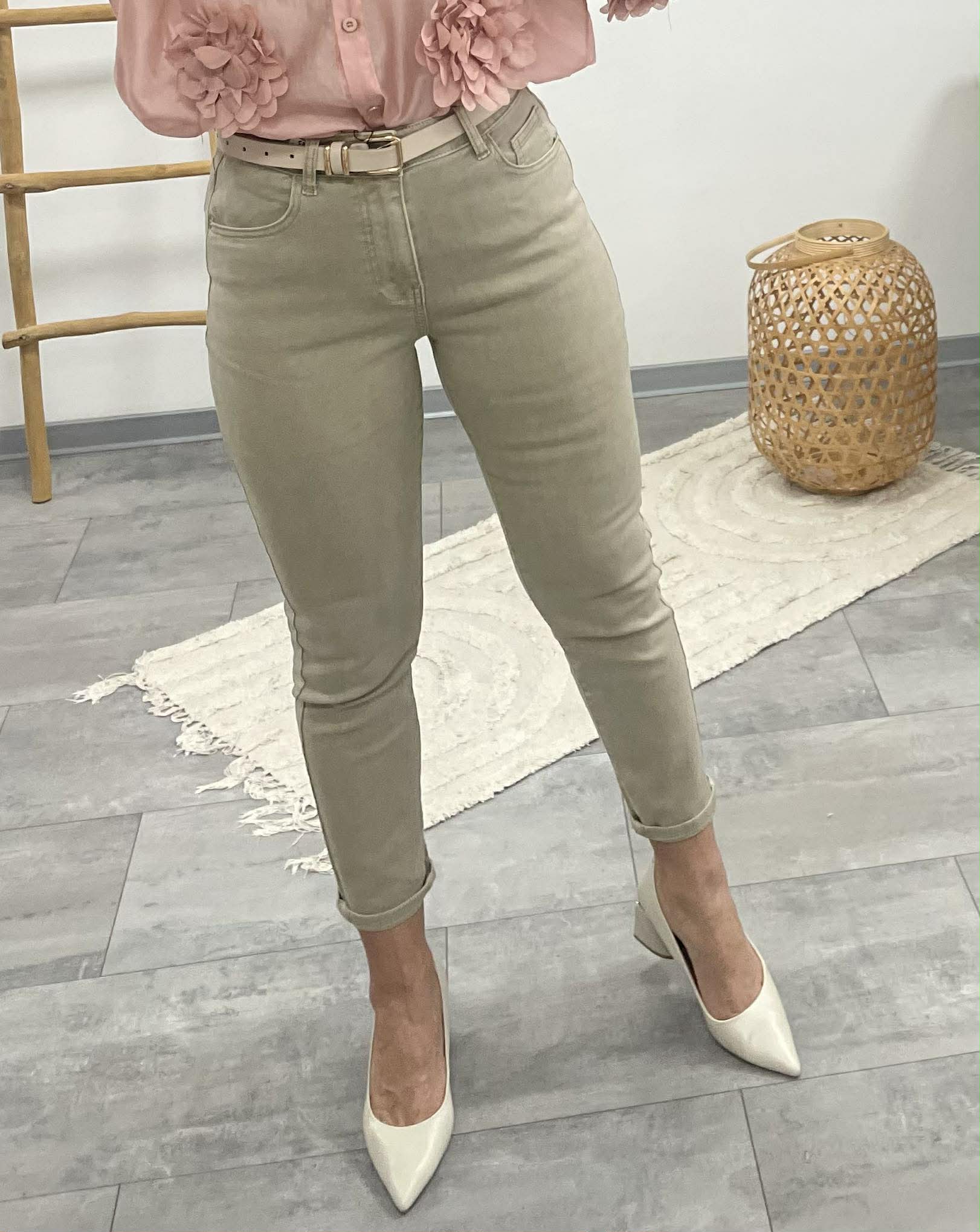 MOM - Mom fazonú farmer nadrág. Mogyoróbarna