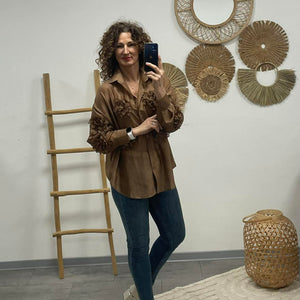 MARGARET - 3D virágos blúz. Sötétbarna