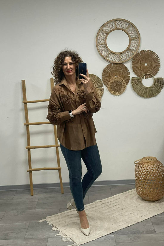 MARGARET - 3D virágos blúz. Sötétbarna