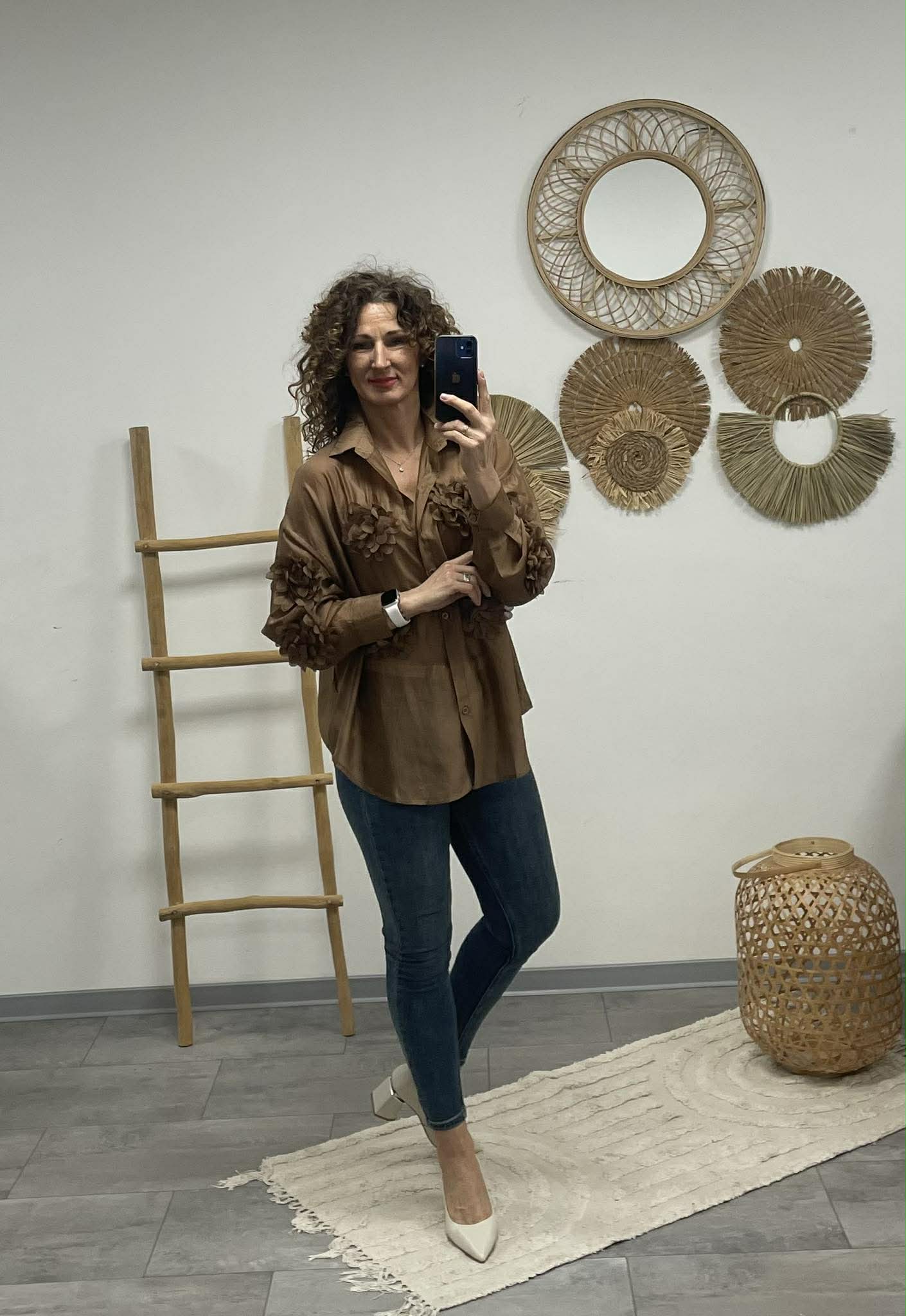 MARGARET - 3D virágos blúz. Sötétbarna