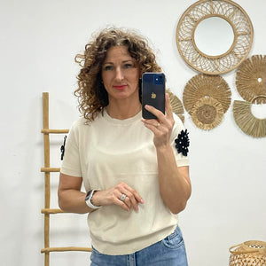 VIOLA- Virágos ujjú felső. Világos bézs