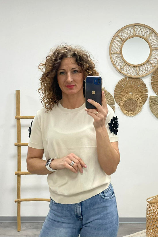 VIOLA- Virágos ujjú felső. Világos bézs