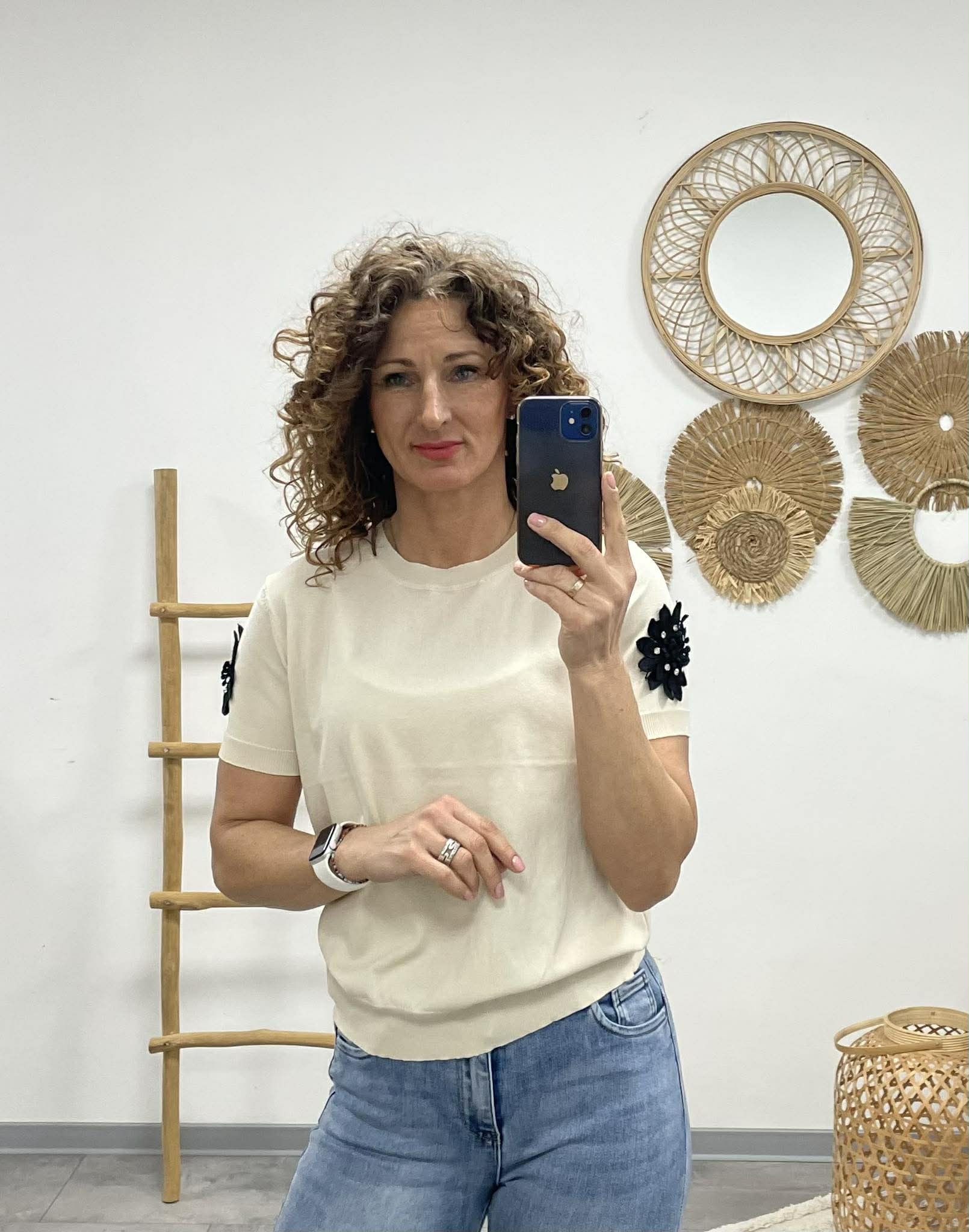 VIOLA- Virágos ujjú felső. Világos bézs