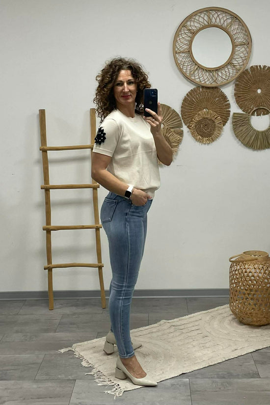 VIOLA- Virágos ujjú felső. Világos bézs