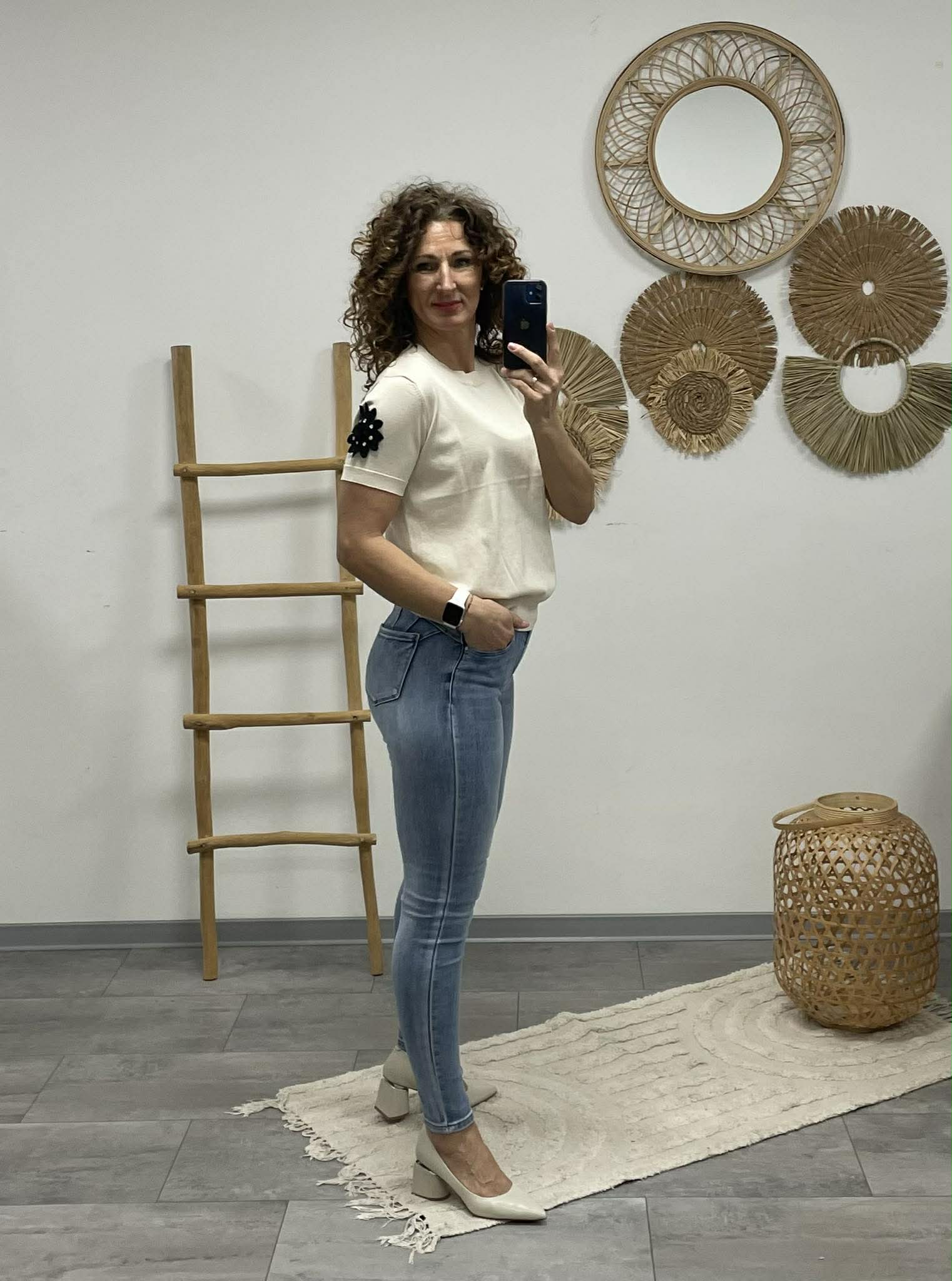 VIOLA- Virágos ujjú felső. Világos bézs