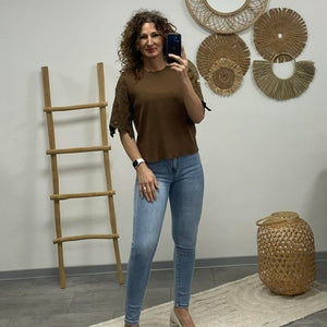 VIRÁG - Csipke ujjú feslő. Sötétbarna