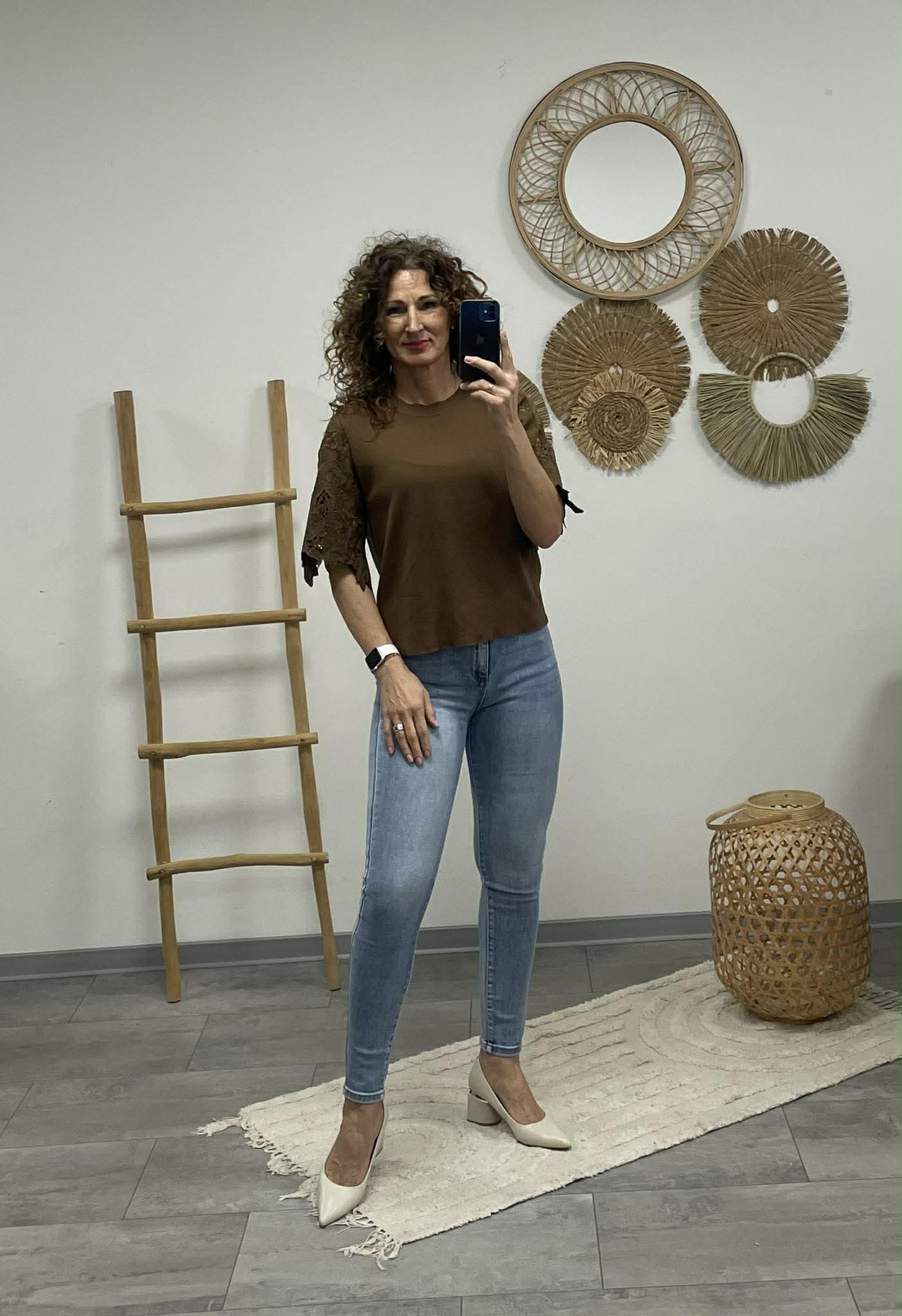 VIRÁG - Csipke ujjú feslő. Sötétbarna