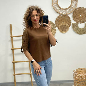 VIRÁG - Csipke ujjú feslő. Sötétbarna