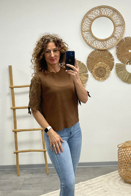 VIRÁG - Csipke ujjú feslő. Sötétbarna