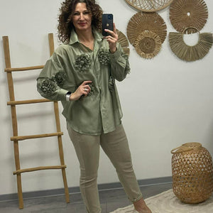 MARGARET - 3D virágos blúz. Khakizöld