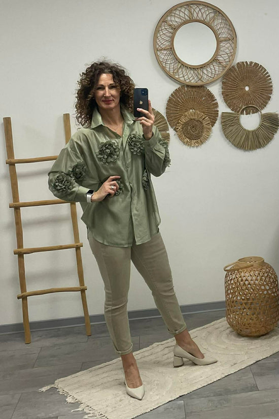 MARGARET - 3D virágos blúz. Khakizöld