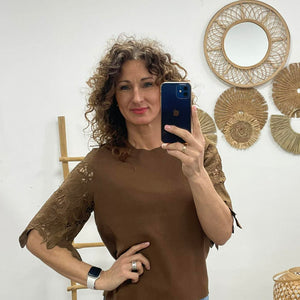 VIRÁG - Csipke ujjú feslő. Sötétbarna