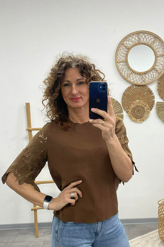 VIRÁG - Csipke ujjú feslő. Sötétbarna