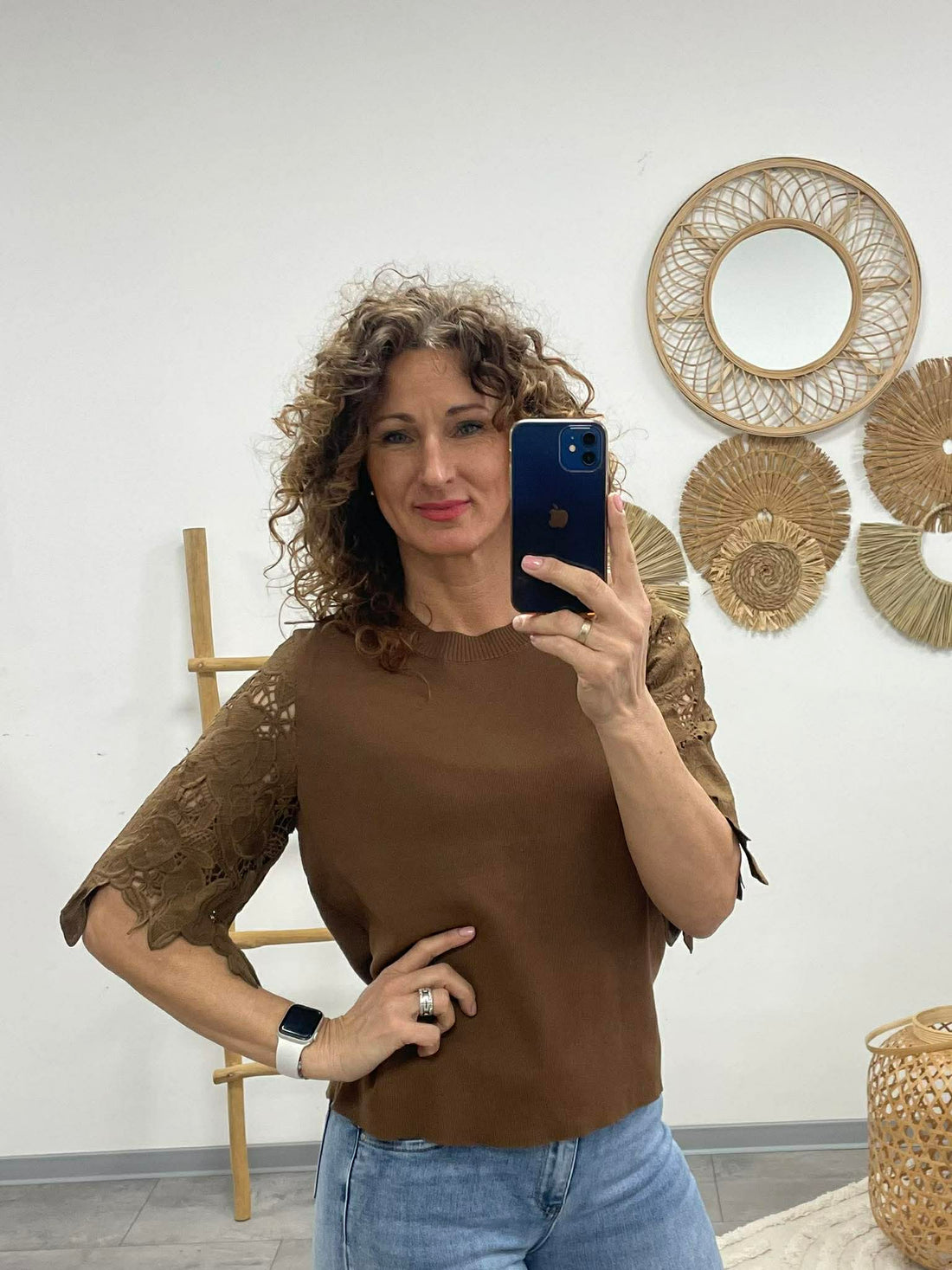 VIRÁG - Csipke ujjú feslő. Sötétbarna