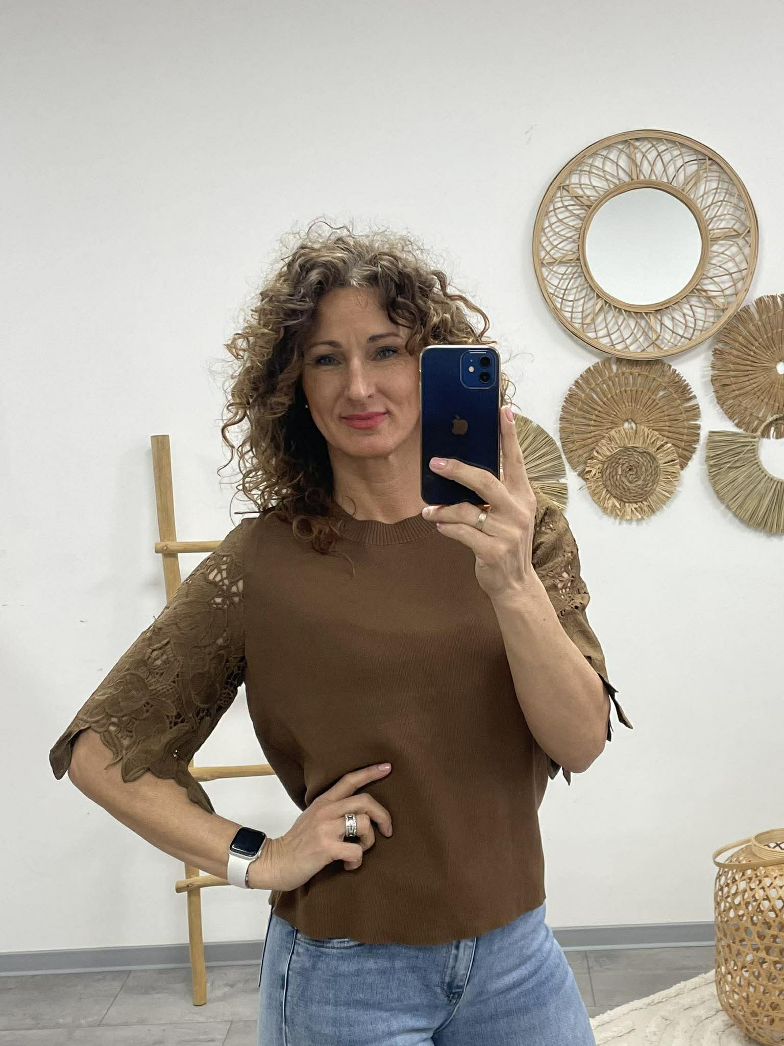 VIRÁG - Csipke ujjú feslő. Sötétbarna