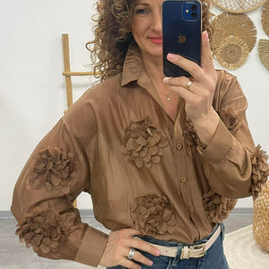 MARGARET - 3D virágos blúz. Sötétbarna