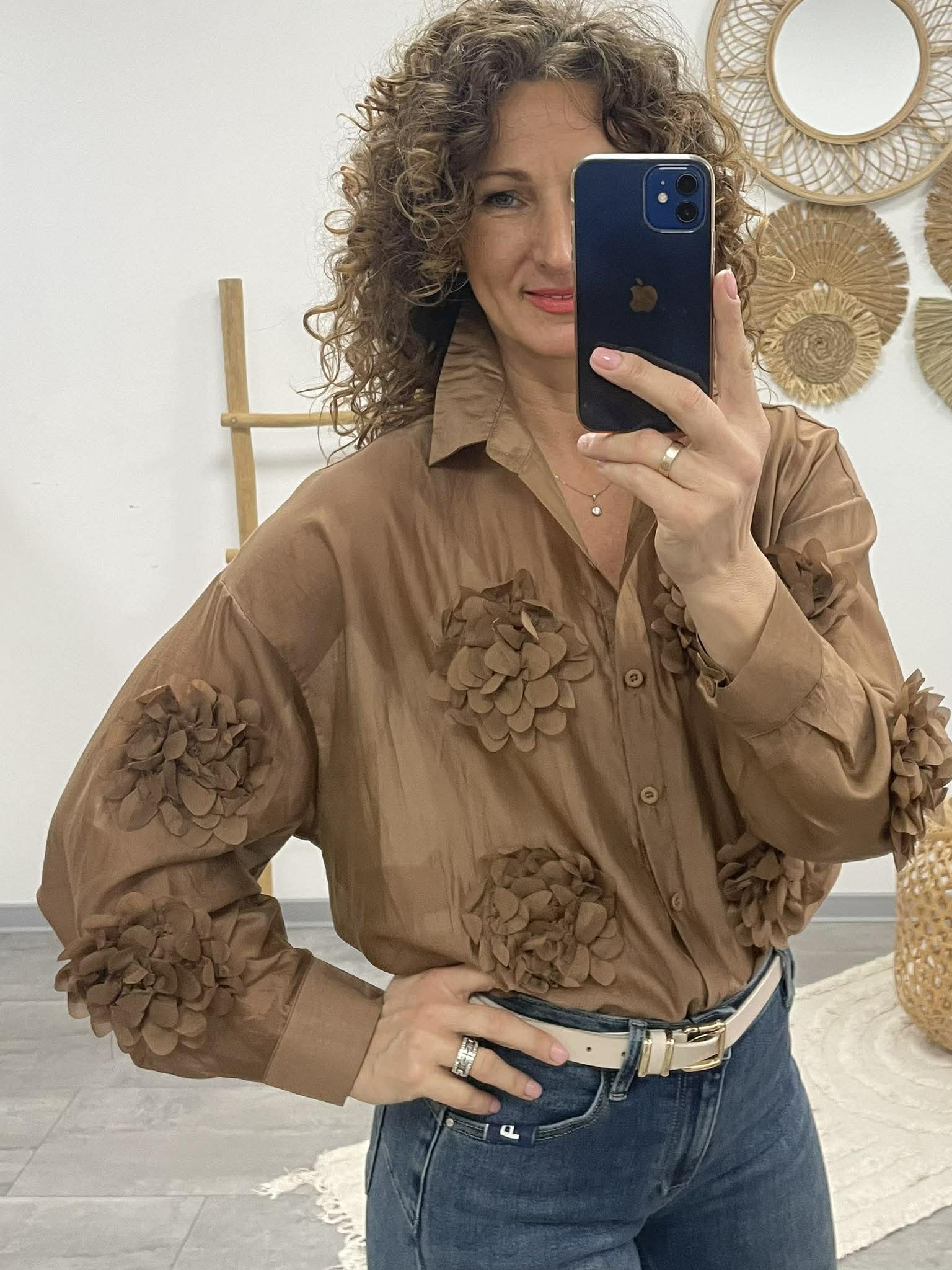 MARGARET - 3D virágos blúz. Sötétbarna