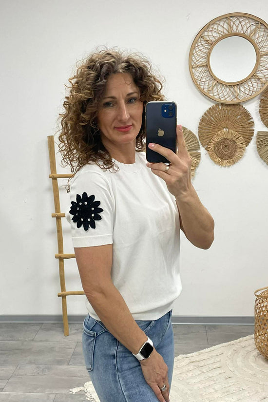 VIOLA - Virágos ujjú felső. Fehér