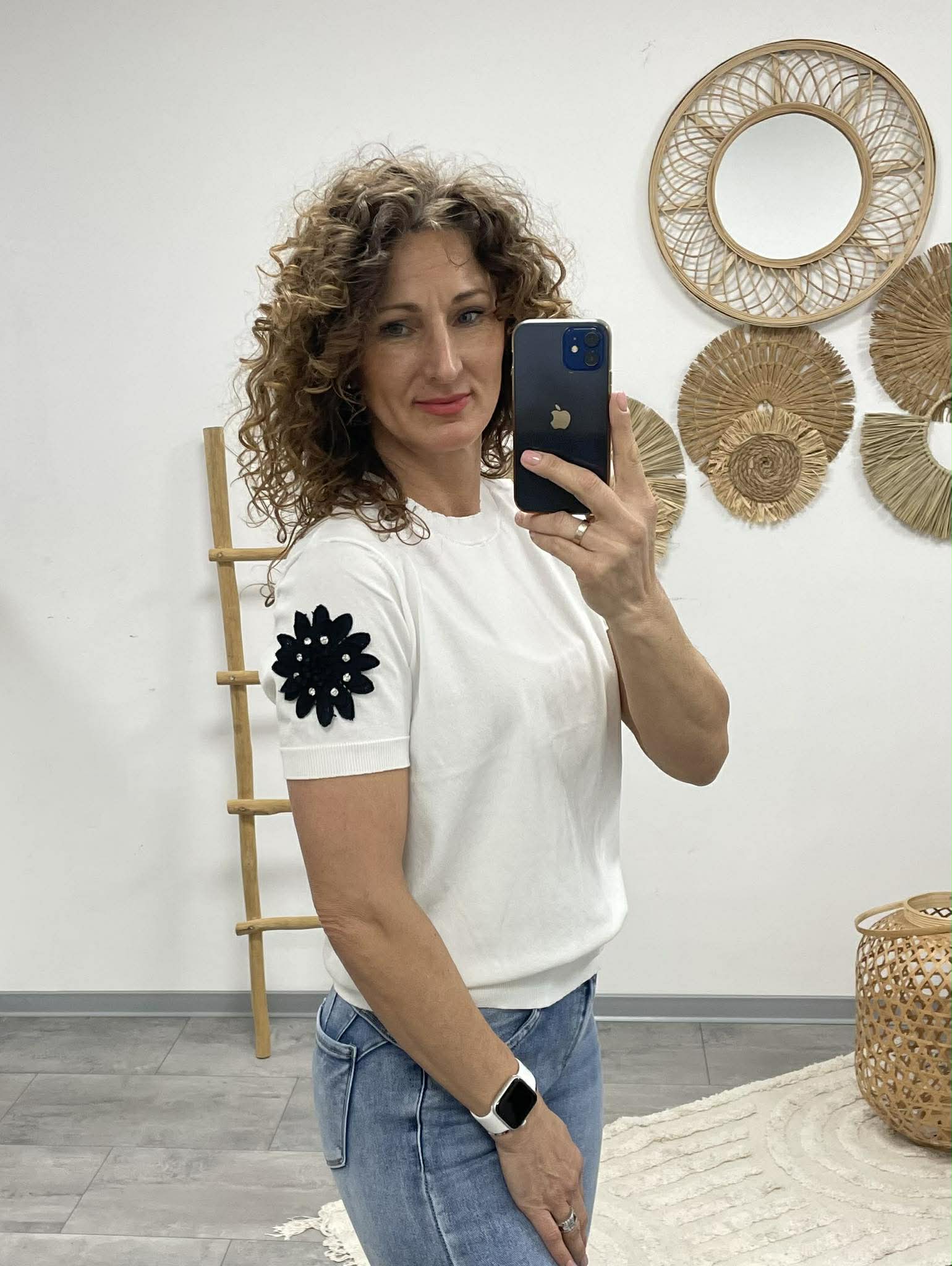 VIOLA - Virágos ujjú felső. Fehér