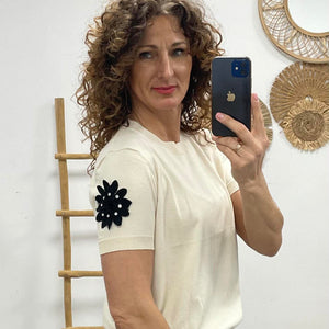 VIOLA- Virágos ujjú felső. Világos bézs