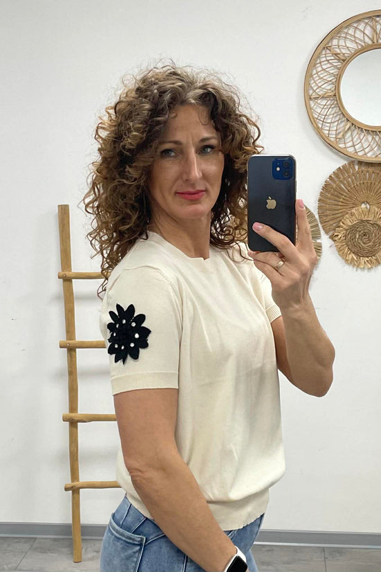 VIOLA- Virágos ujjú felső. Világos bézs