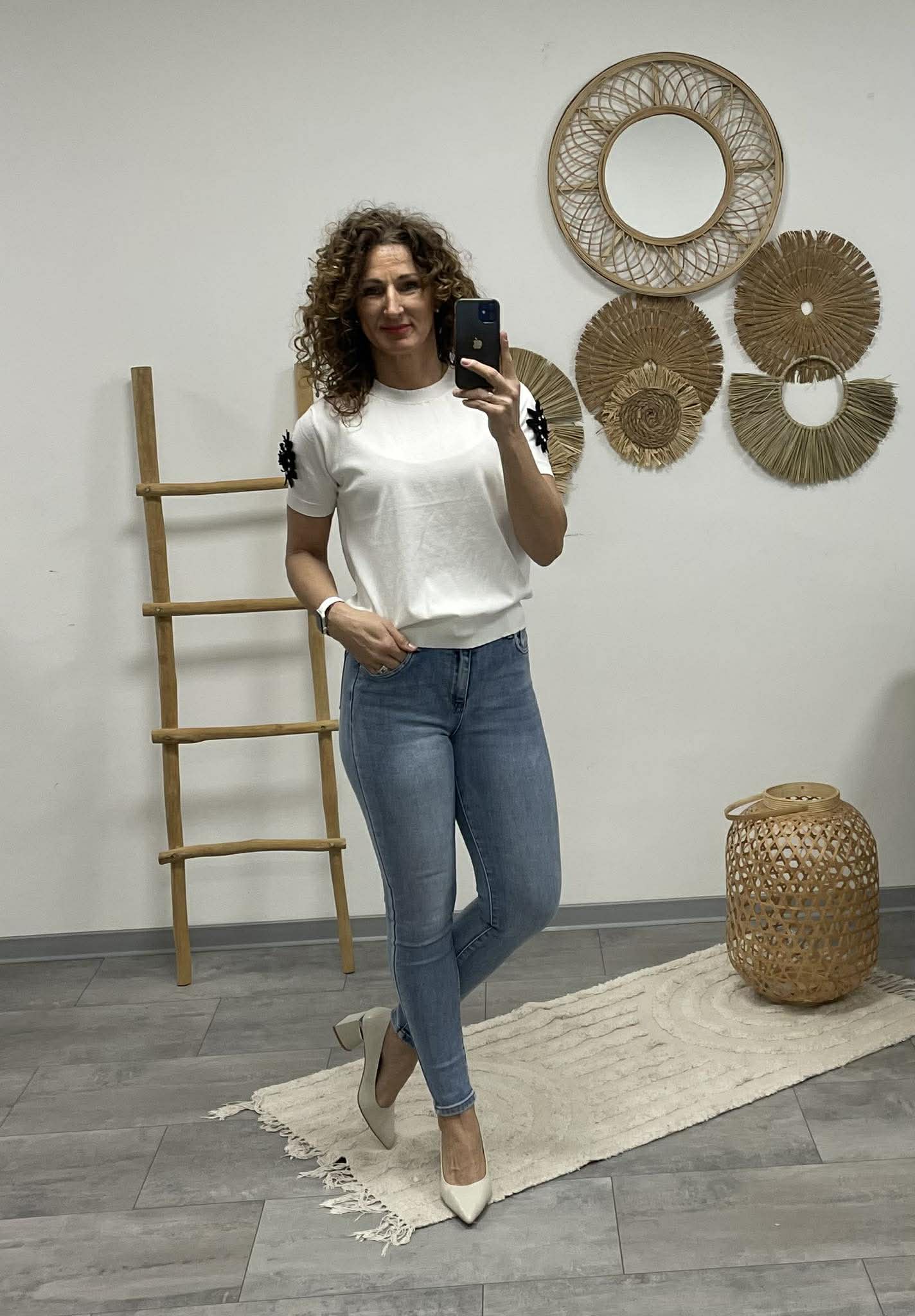 VIOLA - Virágos ujjú felső. Fehér