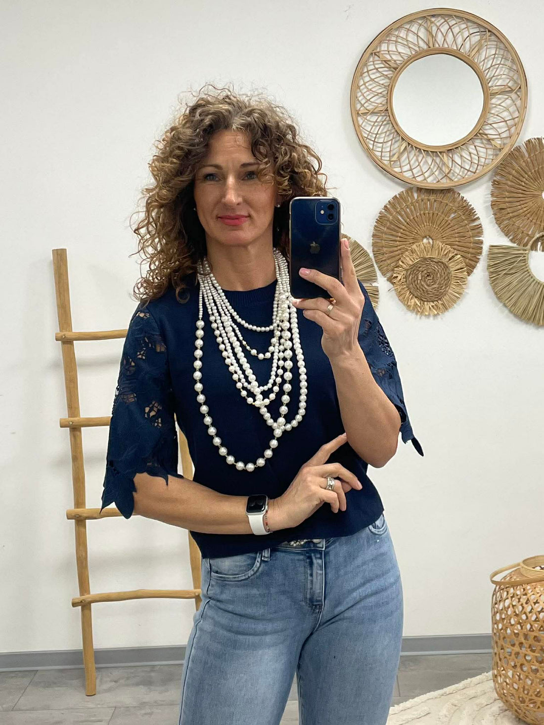 VIRÁG - Csipke ujjú felső. Sötétkék