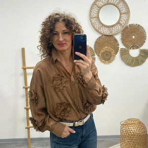 MARGARET - 3D virágos blúz. Sötétbarna