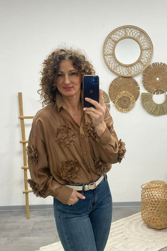 MARGARET - 3D virágos blúz. Sötétbarna