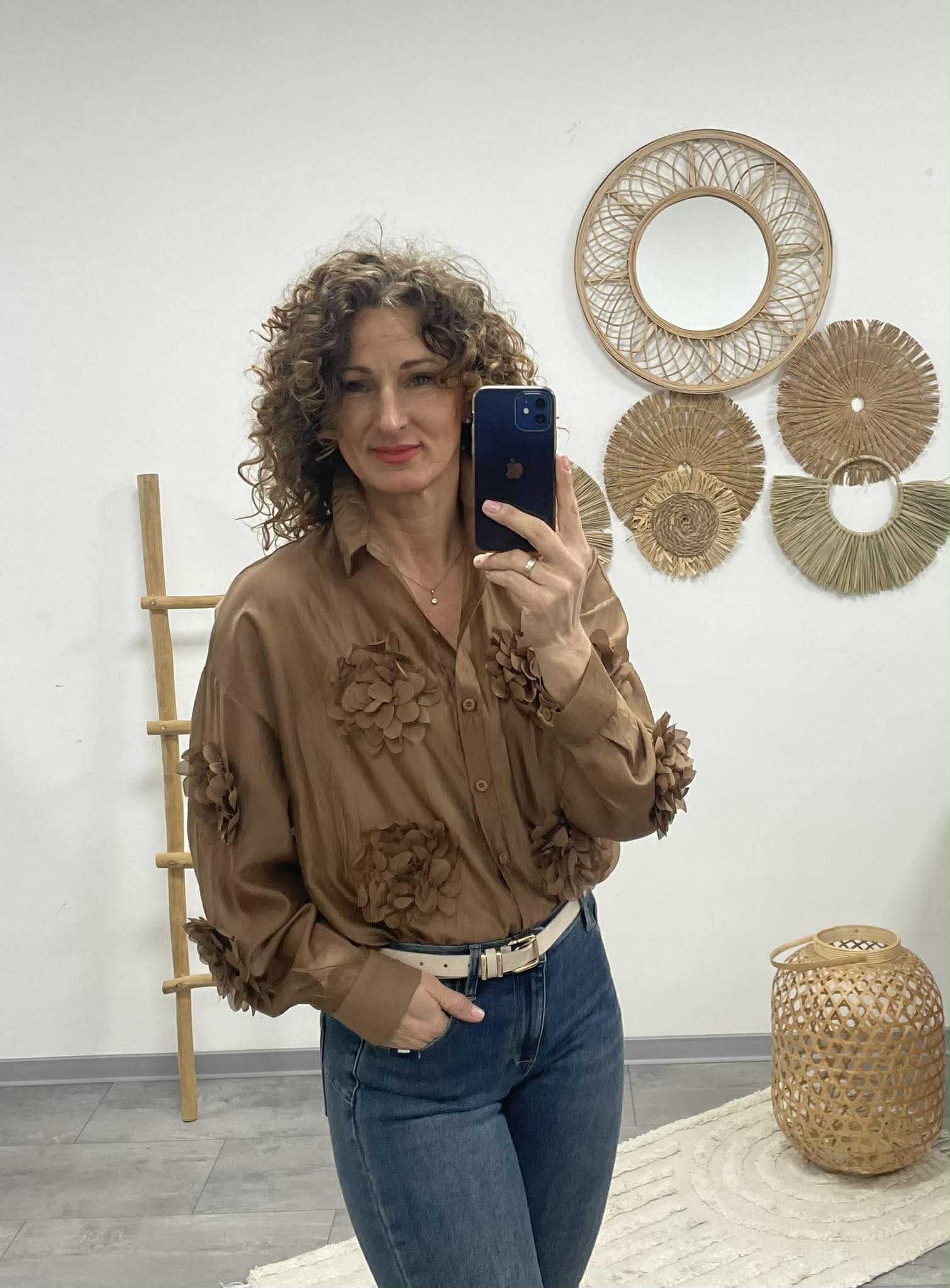 MARGARET - 3D virágos blúz. Sötétbarna