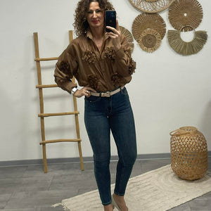 MARGARET - 3D virágos blúz. Sötétbarna