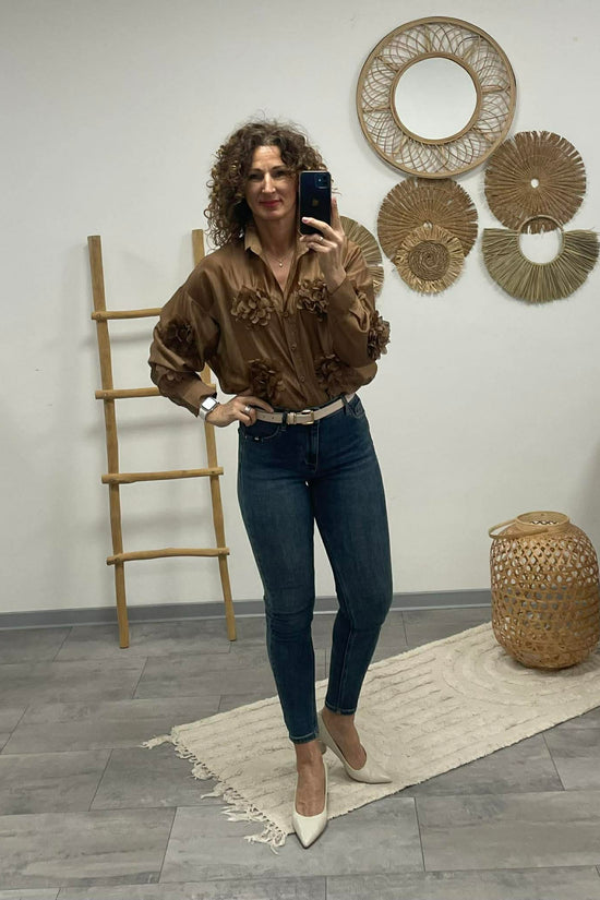 MARGARET - 3D virágos blúz. Sötétbarna