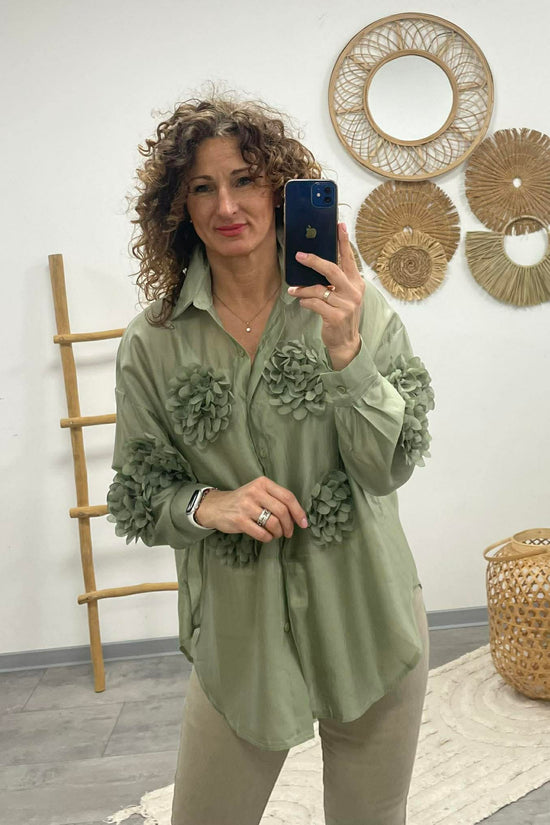 MARGARET - 3D virágos blúz. Khakizöld