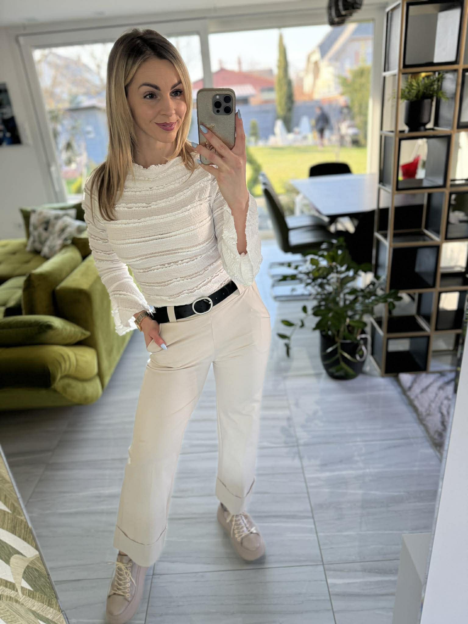 NETTI - Enyhén bő szárú nadrág. Világos bézs