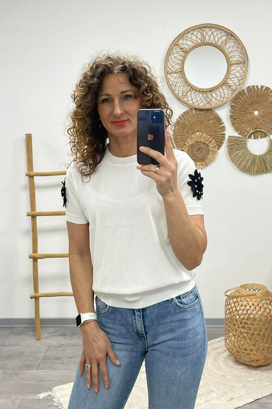 VIOLA - Virágos ujjú felső. Fehér