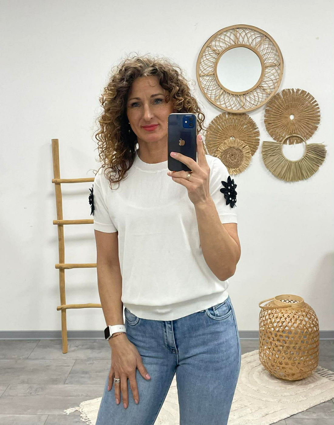 VIOLA - Virágos ujjú felső. Fehér