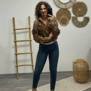 MARGARET - 3D virágos blúz. Sötétbarna