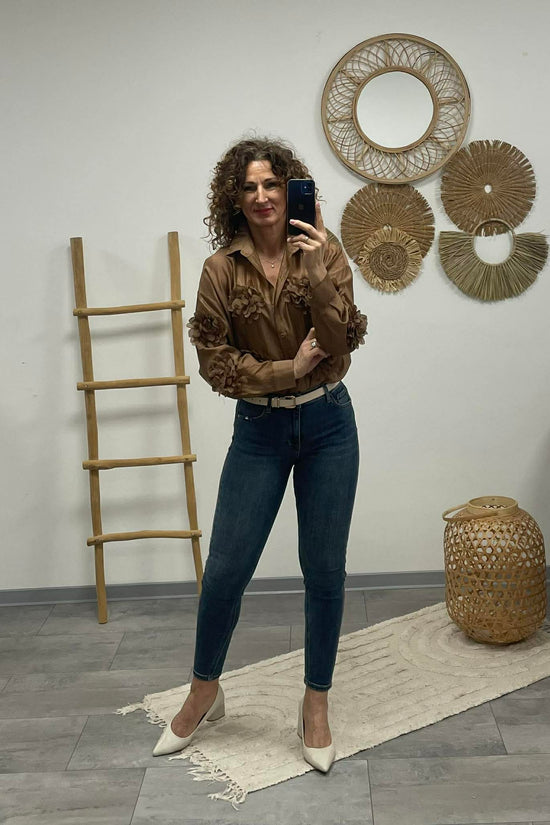 MARGARET - 3D virágos blúz. Sötétbarna