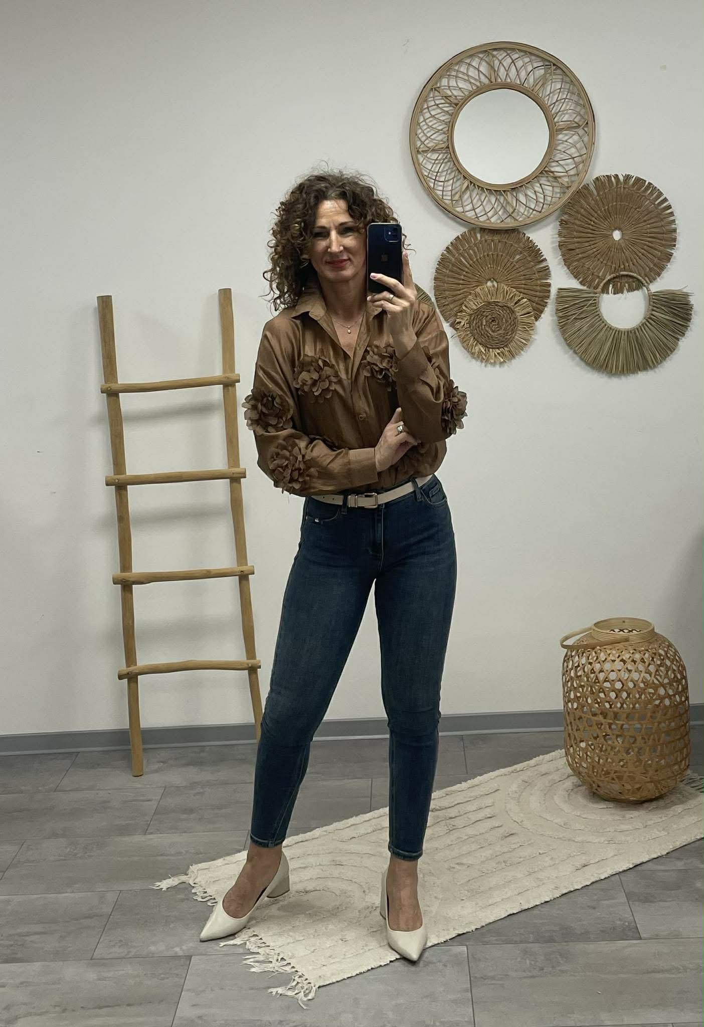 MARGARET - 3D virágos blúz. Sötétbarna