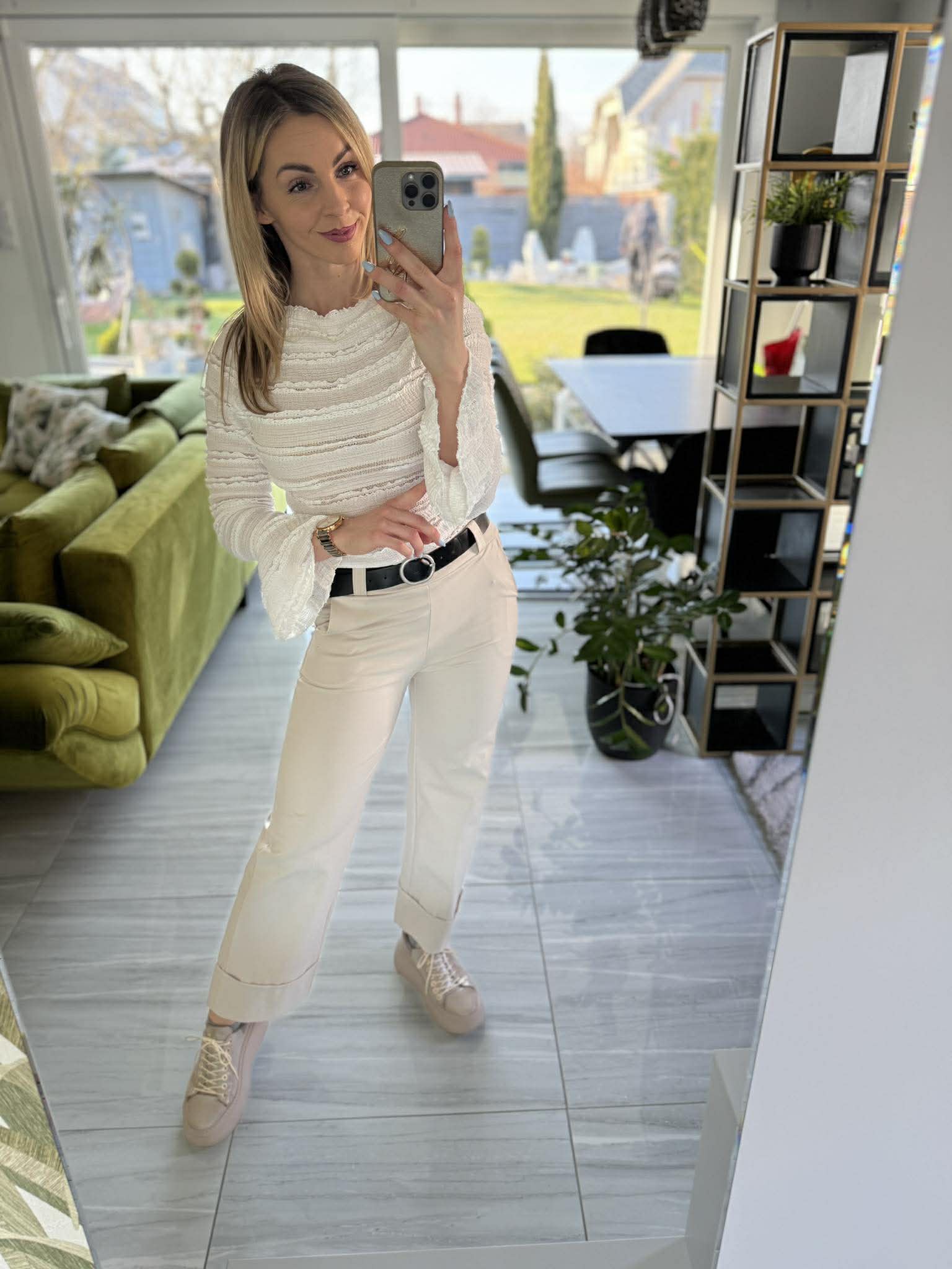 NETTI - Enyhén bő szárú nadrág. Világos bézs