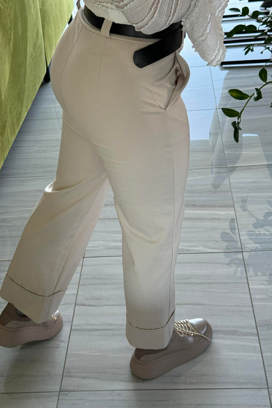 NETTI - Enyhén bő szárú nadrág. Világos bézs