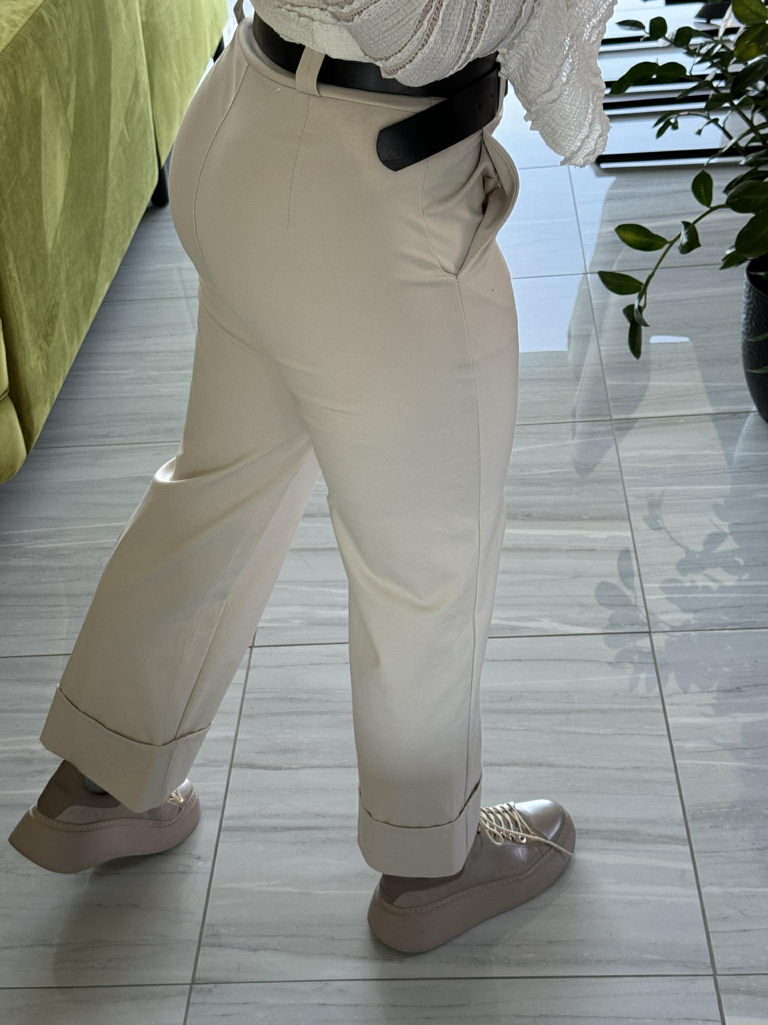 NETTI - Enyhén bő szárú nadrág. Világos bézs