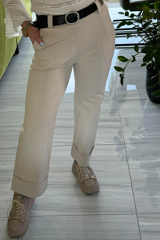 NETTI - Enyhén bő szárú nadrág. Világos bézs