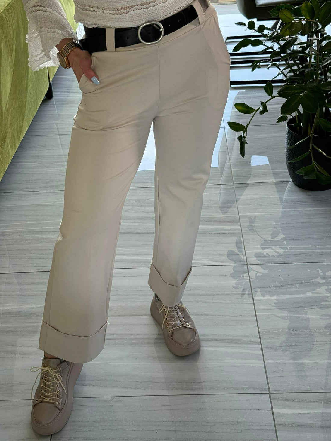 NETTI - Enyhén bő szárú nadrág. Világos bézs