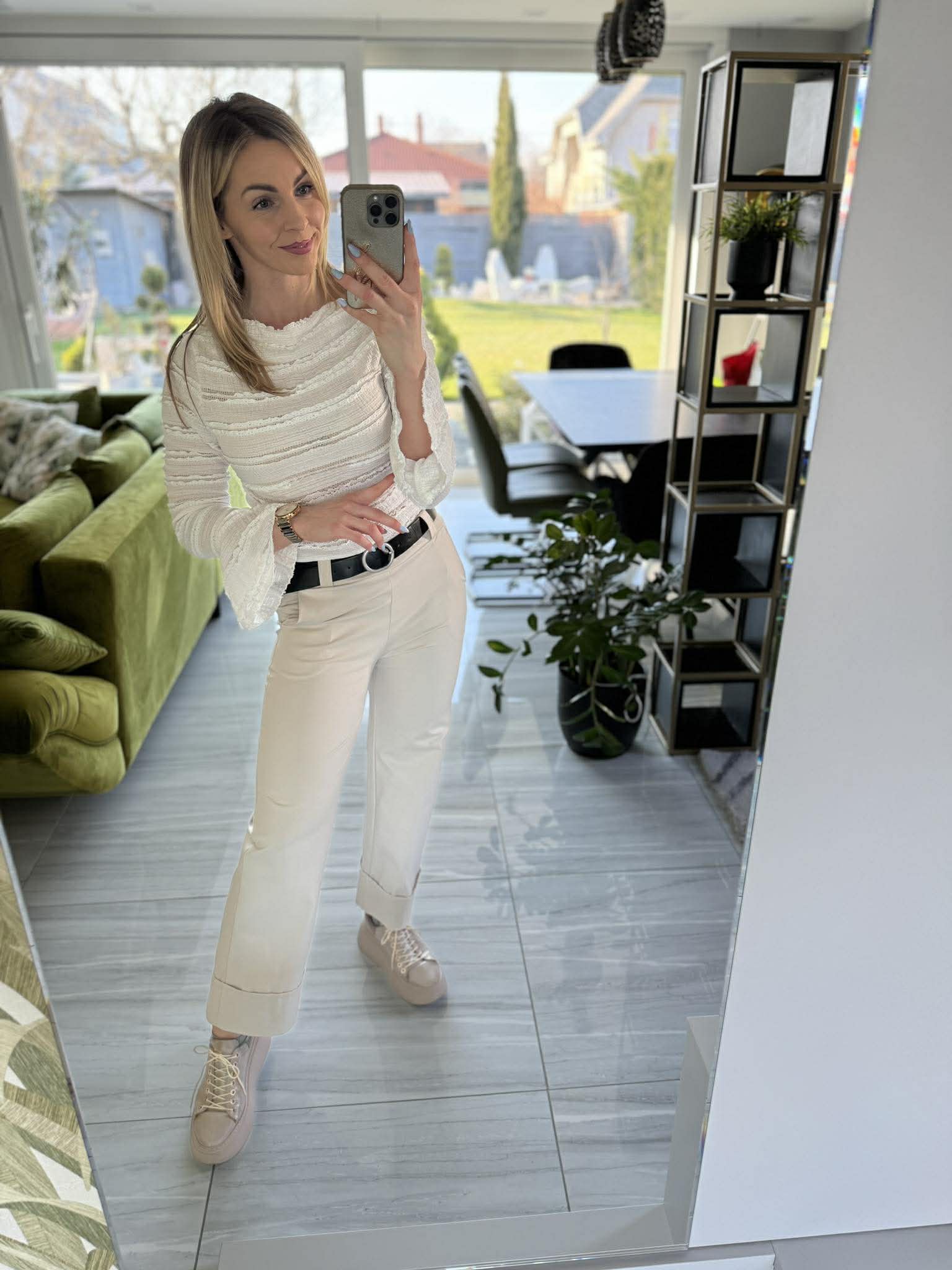 NETTI - Enyhén bő szárú nadrág. Világos bézs