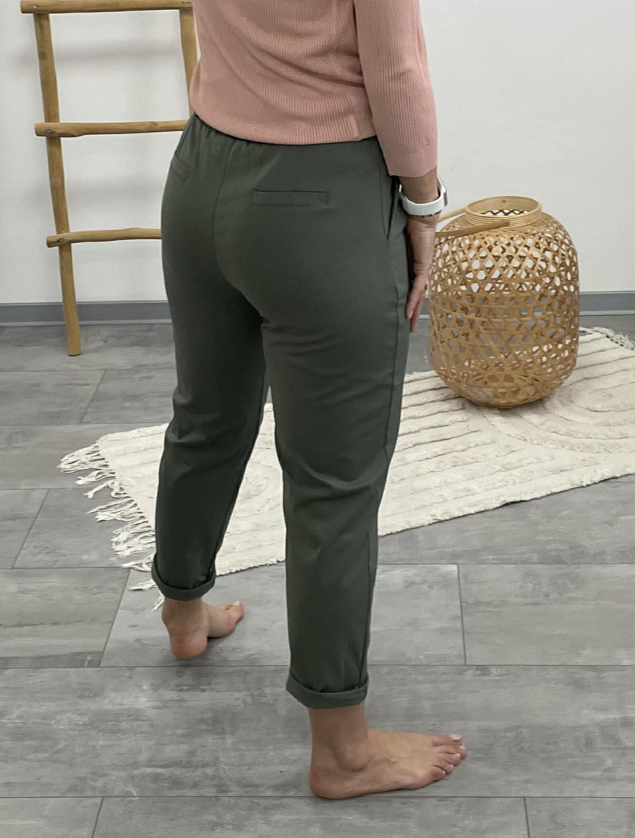 LCK - Gumis derekú laza nadrág.Khakizöld