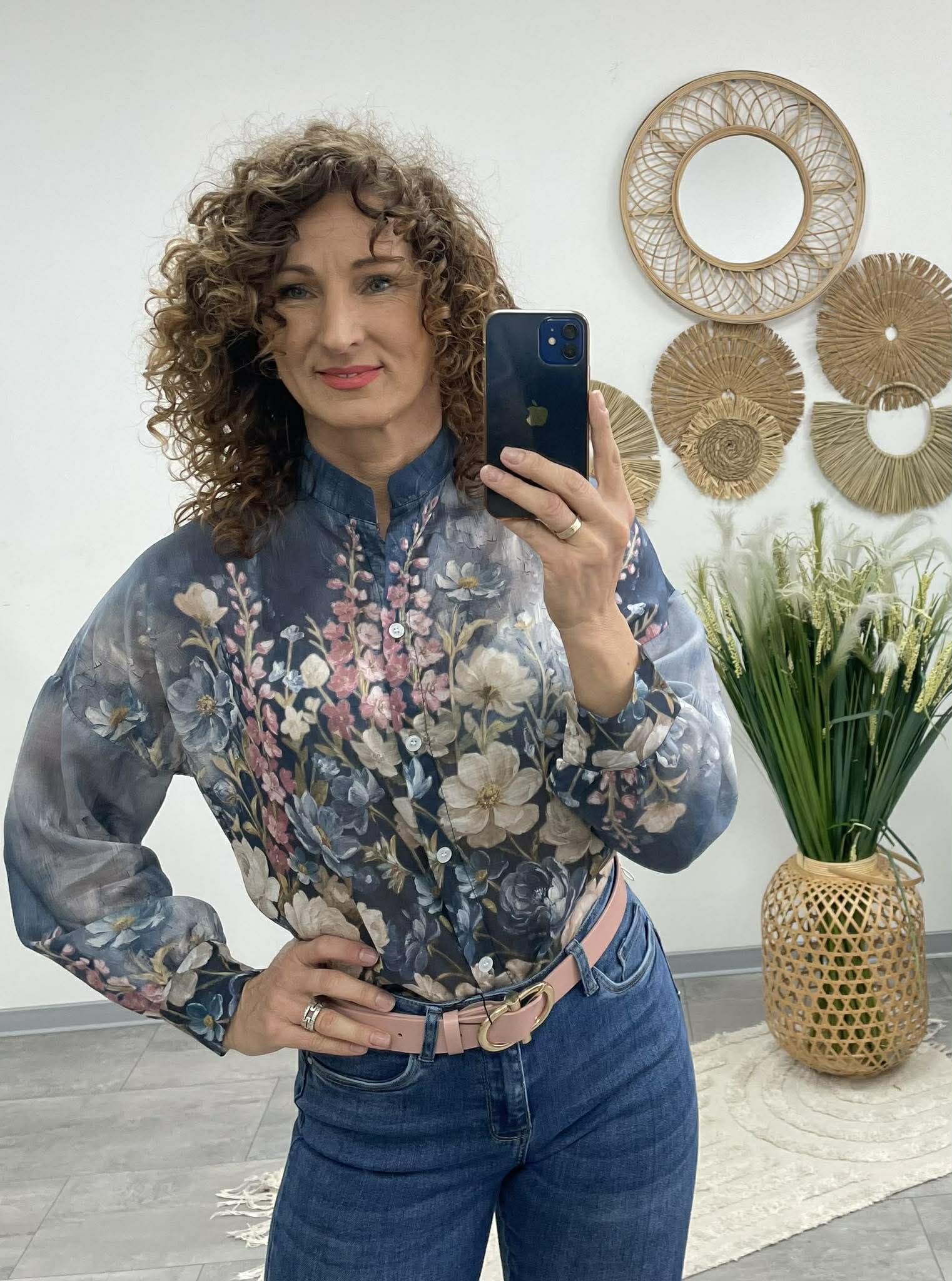 SANA - Virágos áttetsző blúz. Sötétkék