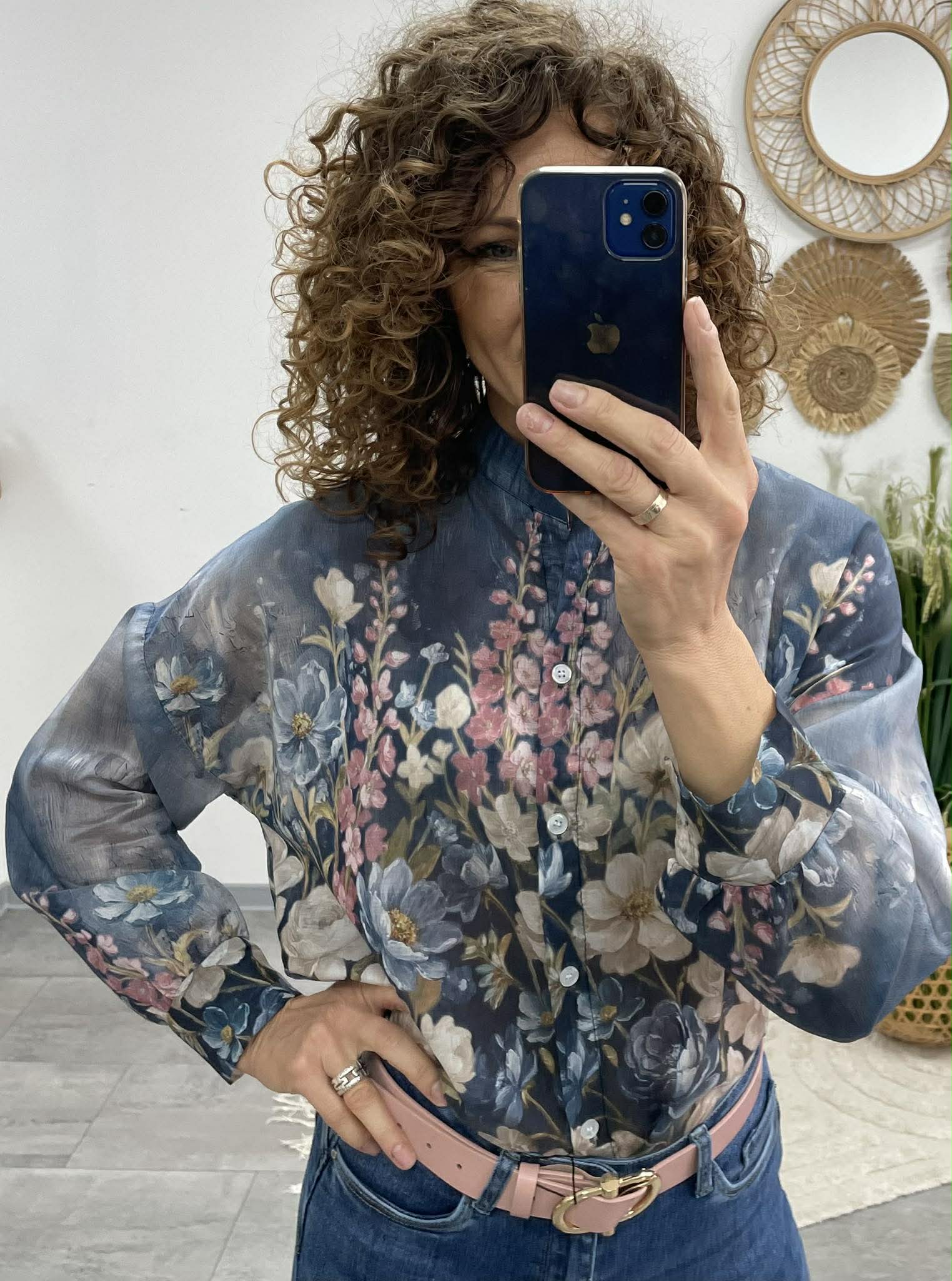 SANA - Virágos áttetsző blúz. Sötétkék