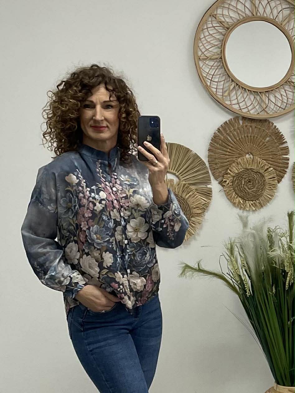 SANA - Virágos áttetsző blúz. Sötétkék